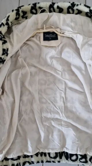 Giacca corta in pelliccia sintetica con stampa