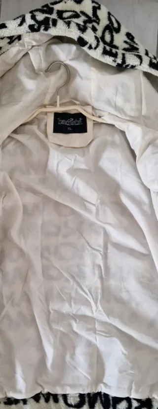 Giacca corta in pelliccia sintetica con stampa