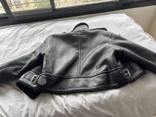 Cazadora polipiel Zara negra