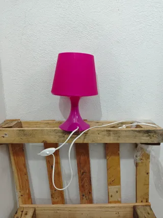 Lámpara de mesa rosa