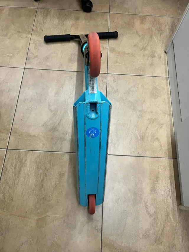 Patinete freestyle azul y negro