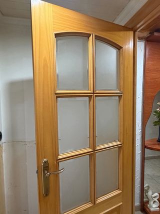 Puerta de madera con cristal