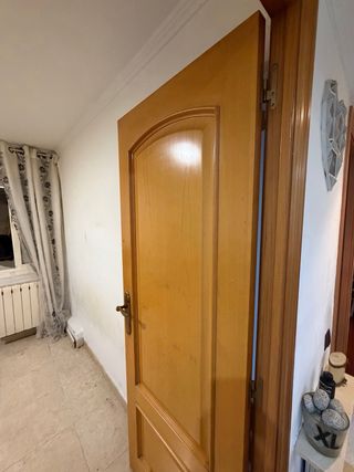 Puerta de madera con cristal