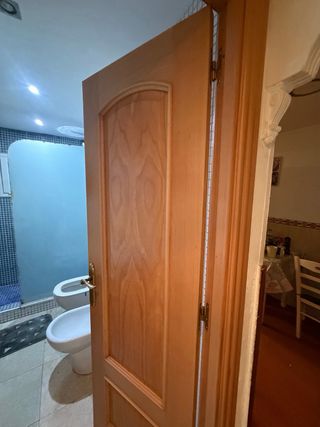 Puerta de madera con cristal