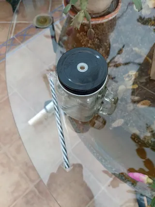 Vaso de cristal con tapa negra y pajita