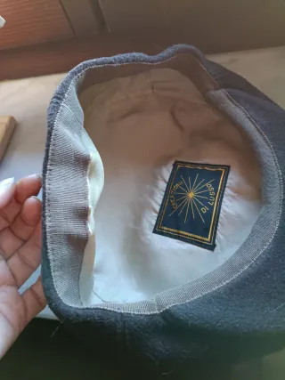 Coppola marrone con bottone