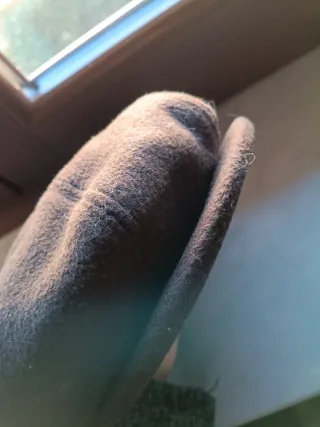 Coppola marrone con bottone