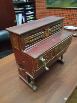 Organillo antiguo madera y metal