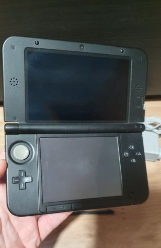 Nintendo 3DS XL Negra + Cargador