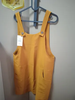 Ropa chica. Peto amarillo talla M