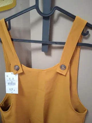 Ropa chica. Peto amarillo talla M