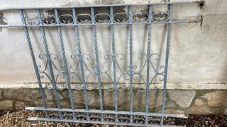 Ventana blanca con reja y persiana 120 x 100