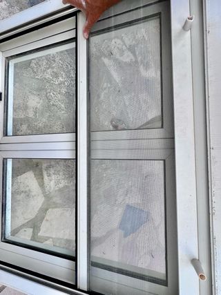 Ventana blanca con reja y persiana 120 x 100