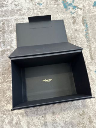 Caixa Yves Saint Laurent Preta e Dourada