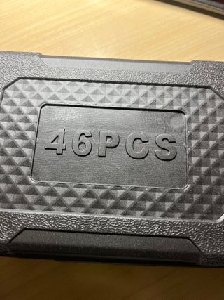 Caja de herramientas y linterna