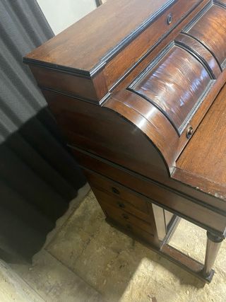 Escritorio antiguo de madera