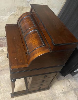 Escritorio antiguo de madera