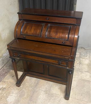 Escritorio antiguo de madera