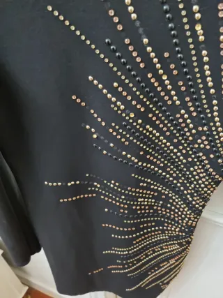 Vestido nochevieja negro con tachuelas doradas