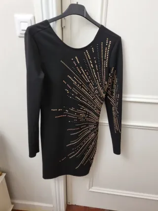 Vestido nochevieja negro con tachuelas doradas