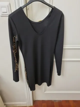 Vestido nochevieja negro con tachuelas doradas