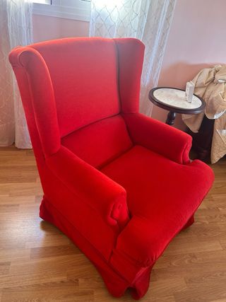 Sillón orejero rojo de tela