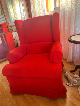 Sillón orejero rojo de tela
