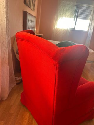 Sillón orejero rojo de tela