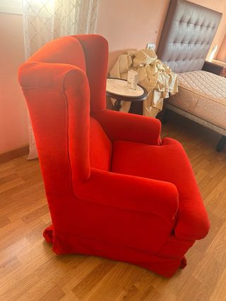 Sillón orejero rojo de tela