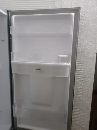 Nevera Kunft con dispensador de agua