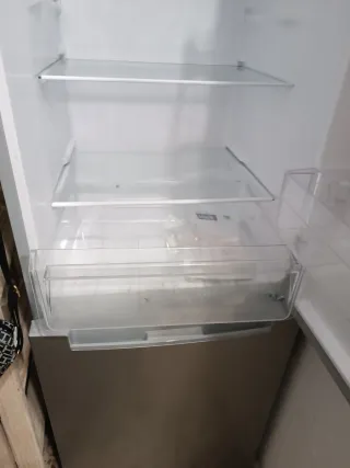 Nevera Kunft con dispensador de agua