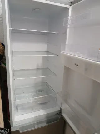 Nevera Kunft con dispensador de agua