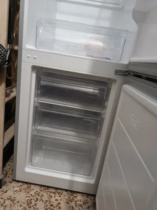 Nevera Kunft con dispensador de agua