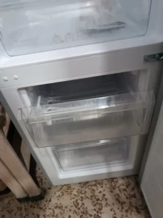 Nevera Kunft con dispensador de agua