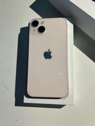 iPhone 13 Rosa y Apple Watch 4