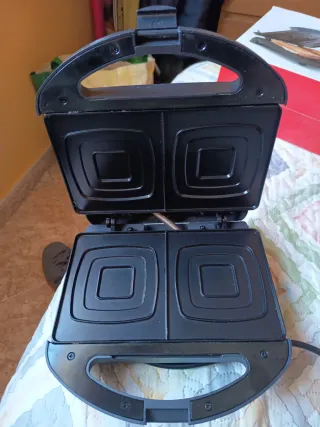 Sandwichera Eléctrica Lacor 750W