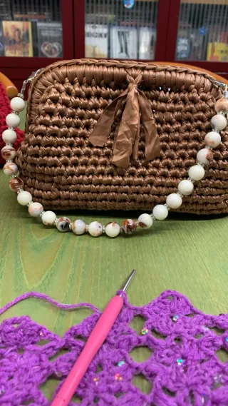 Borsa uncinetto marrone con perle