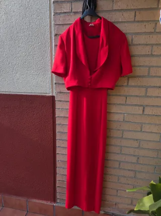 Vestido de fiesta con chaqueta a juego rojo vivo