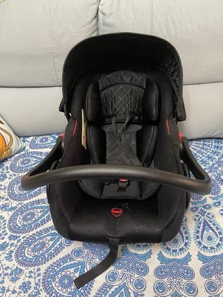 Carro de bebé negro y dorado