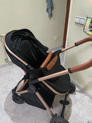 Carro de bebé negro y dorado
