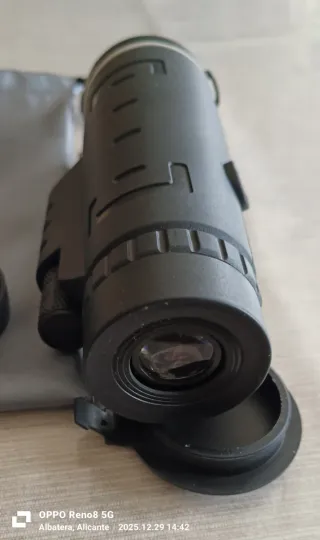 Telescopio monocular negro con funda 10x50