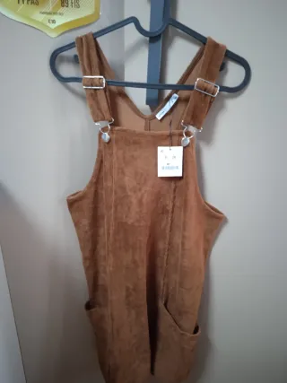 Ropa chica. Peto marrón talla S