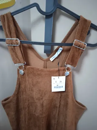 Ropa chica. Peto marrón talla S