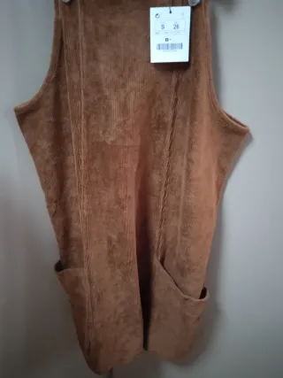 Ropa chica. Peto marrón talla S