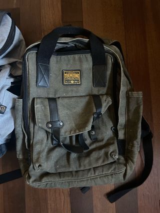 Mochilas grises y verdes