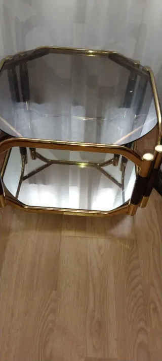 Mesa de salón dorada y cristal