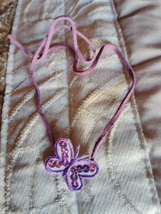 Collar mariposa con cordón rosa