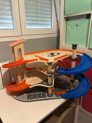 Garaje y circuito de coches madera Reyes