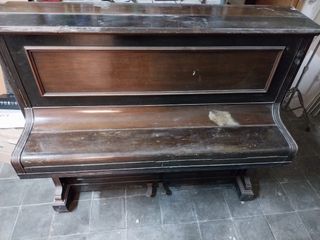 Piano de pared antiguo para restaurar