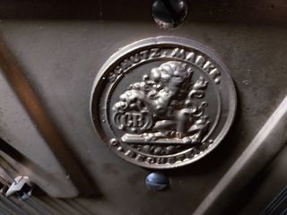 Piano de pared antiguo para restaurar